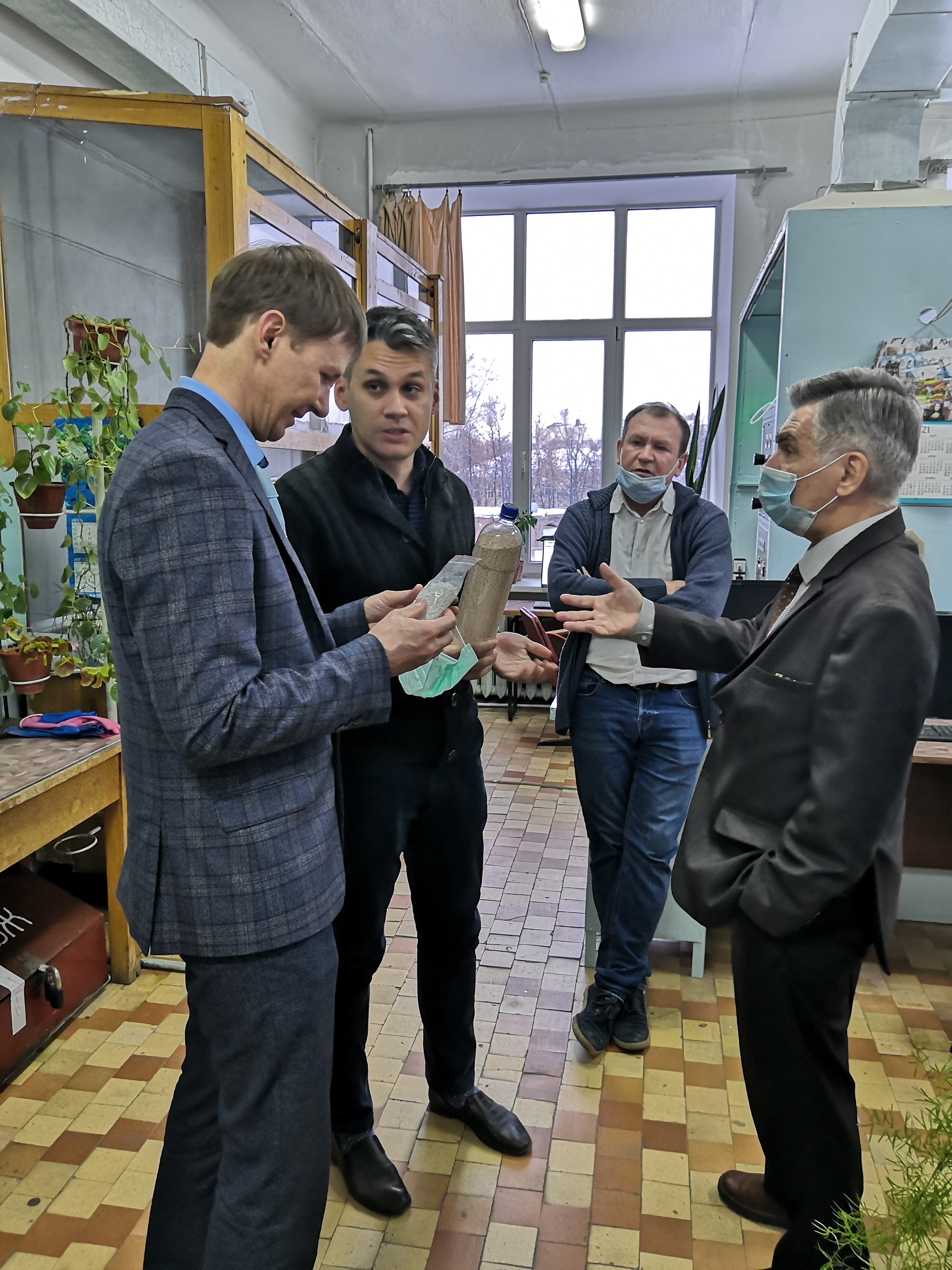Исполняющий обязанности Президента Академии наук Республики Башкортостан посетил Институт нефтехимии и катализа УФИЦ РАН